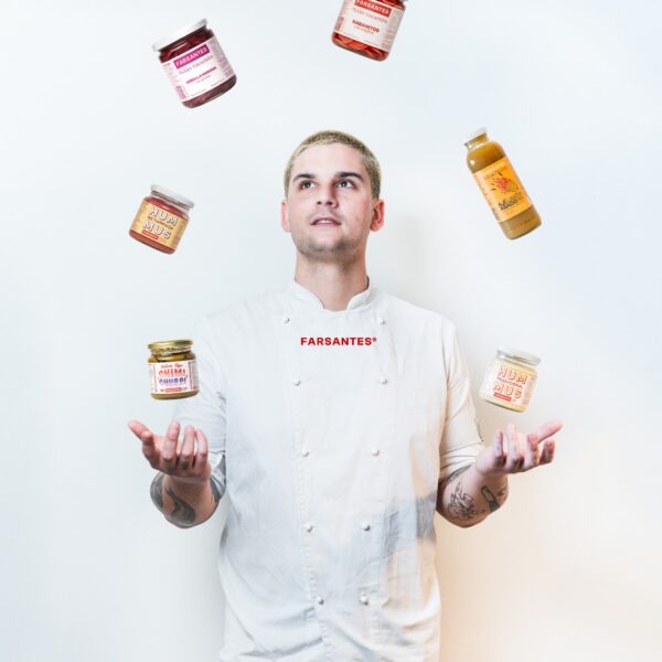 Cocina con pickles, salsas y dips
